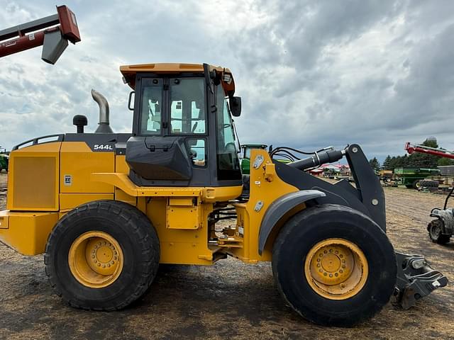 Image of John Deere 544L equipment image 1