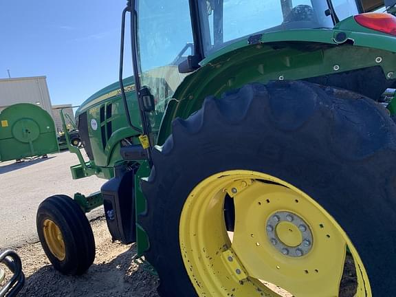 Image of John Deere 6105E equipment image 4