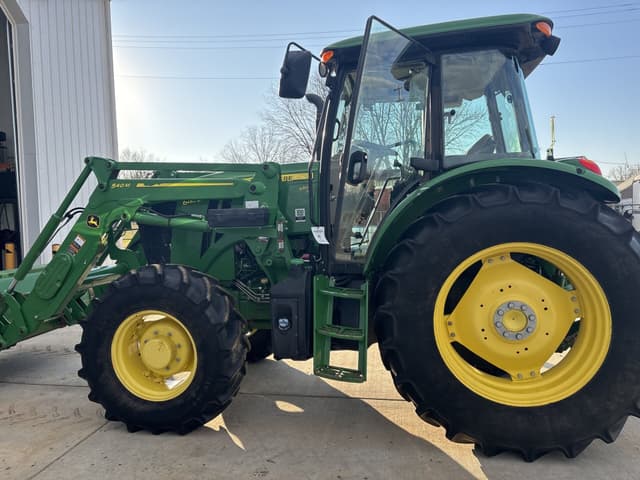 Image of John Deere 6135E equipment image 4