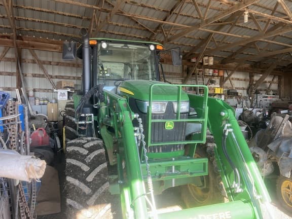 Image of John Deere 6135E equipment image 4