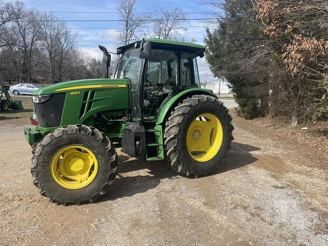 Image of John Deere 6135E equipment image 3