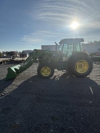 Image of John Deere 6135E equipment image 3