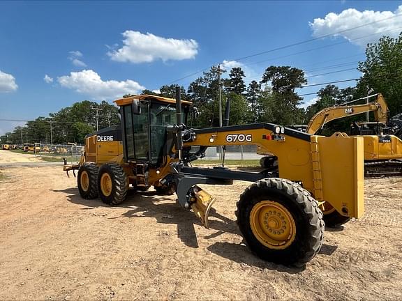 Image of John Deere 670G equipment image 2