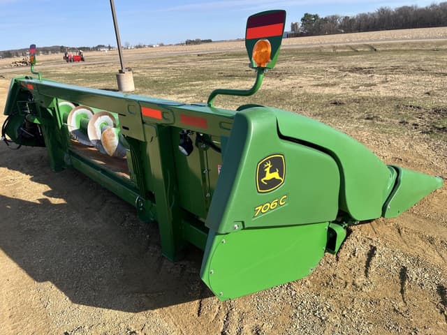 Image of John Deere 706C equipment image 3