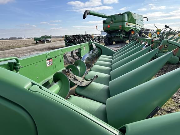 Image of John Deere 708C equipment image 2