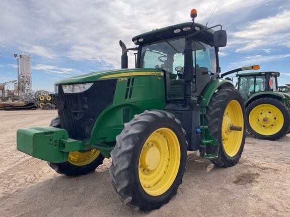 2019 John Deere 7210R Image