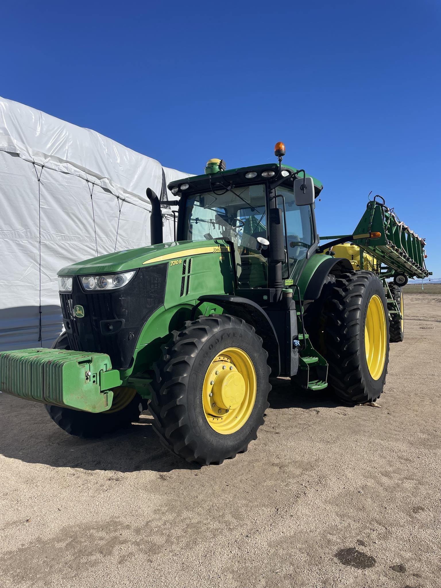 2019 John Deere 7210R Equipment Image0