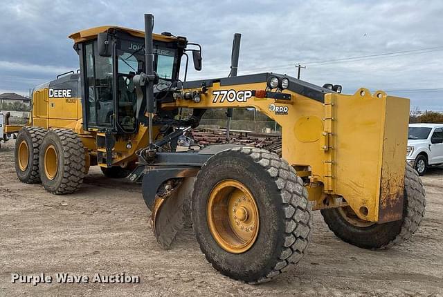 Image of John Deere 770G equipment image 2