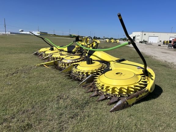 2019 John Deere 772 Equipment Image0