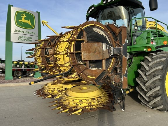 2019 John Deere 772 Equipment Image0