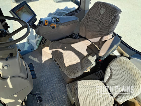 Image of John Deere 8245R equipment image 4