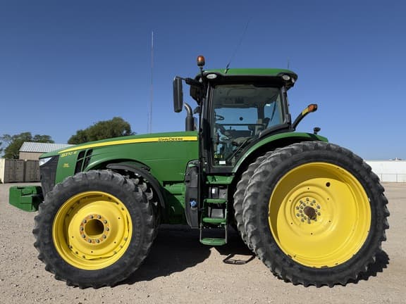 Image of John Deere 8270R equipment image 1