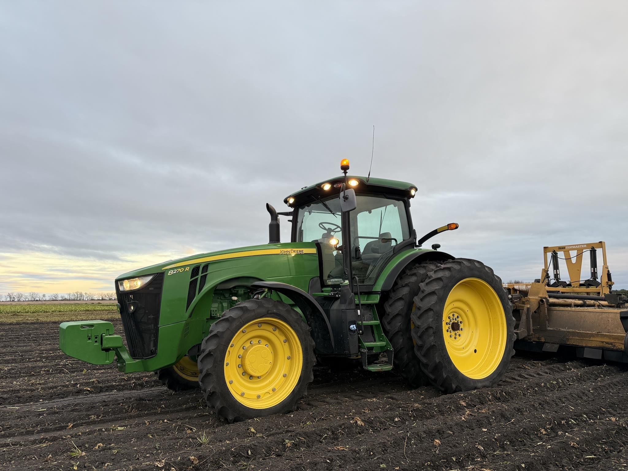 2019 John Deere 8270R Equipment Image0