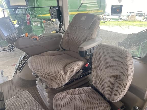 Image of John Deere 8320R equipment image 3