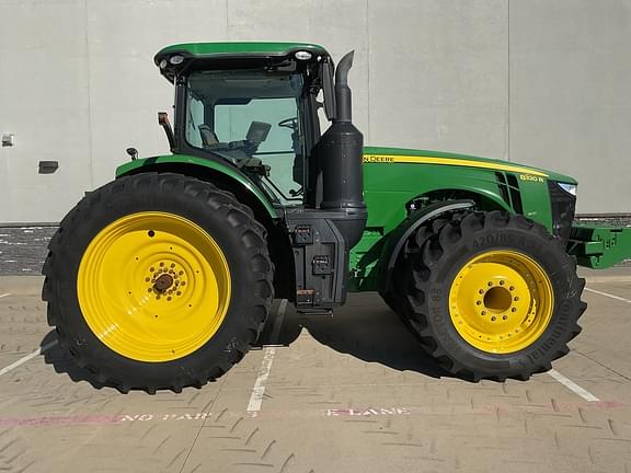 Image of John Deere 8320R equipment image 4