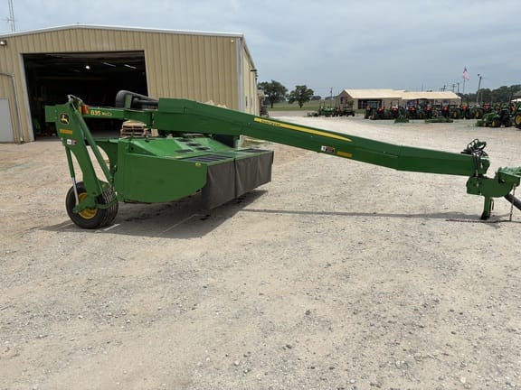 2019 John Deere 835 Equipment Image0