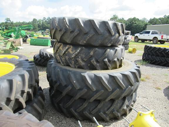 Image of John Deere 8370R equipment image 4