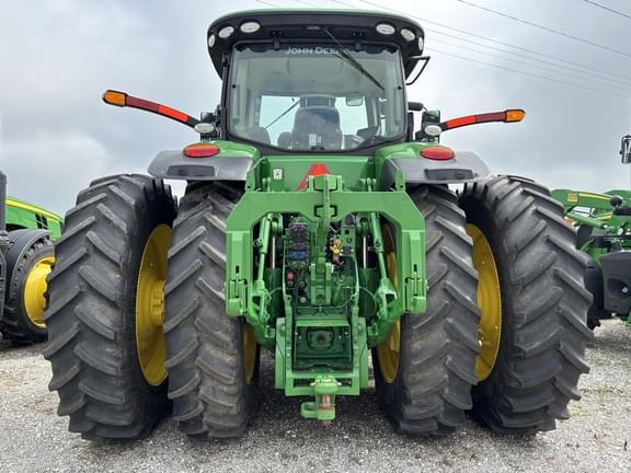 Image of John Deere 8370R equipment image 2