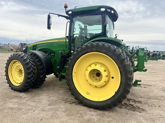 Image of John Deere 8370R equipment image 1
