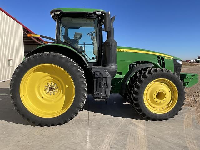 Image of John Deere 8370R equipment image 4