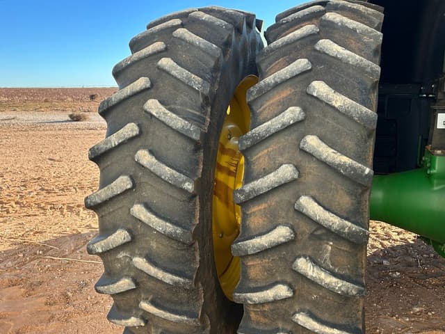 Image of John Deere 8370R equipment image 4