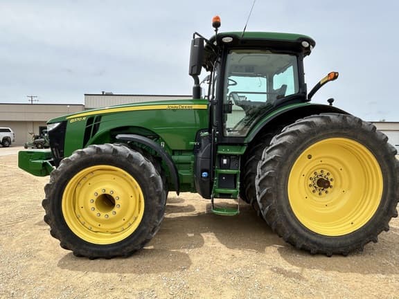Image of John Deere 8370R equipment image 1