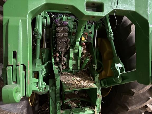 Image of John Deere 8370R equipment image 4