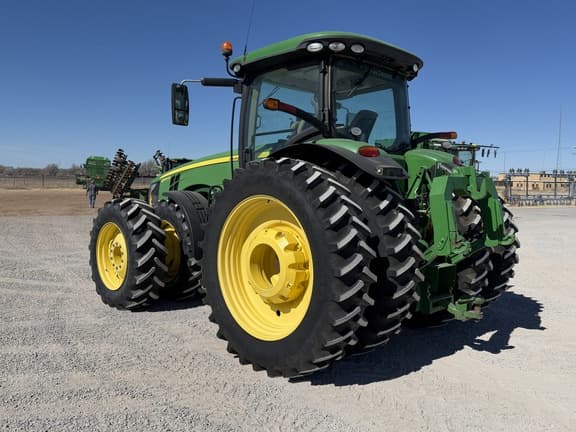 Image of John Deere 8370R equipment image 2