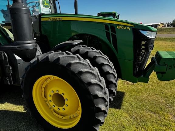 Image of John Deere 8370R equipment image 3