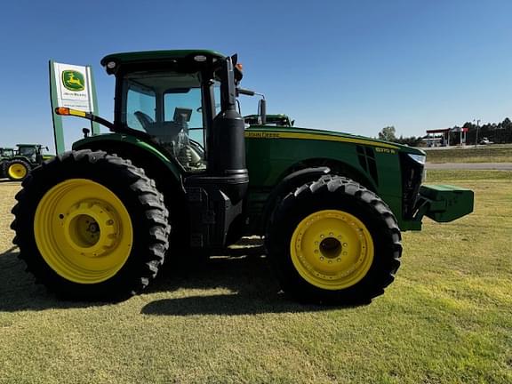 Image of John Deere 8370R equipment image 2