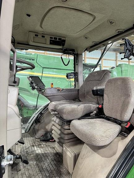 Image of John Deere 8370R equipment image 4