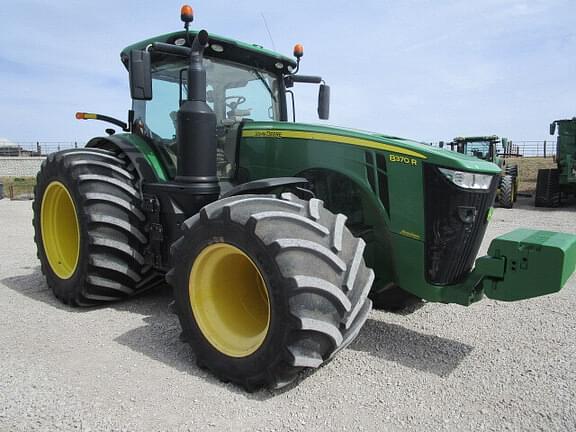 Image of John Deere 8370R equipment image 1