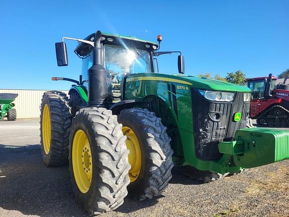 Image of John Deere 8370R equipment image 1