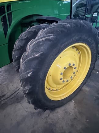 Image of John Deere 8370R equipment image 1