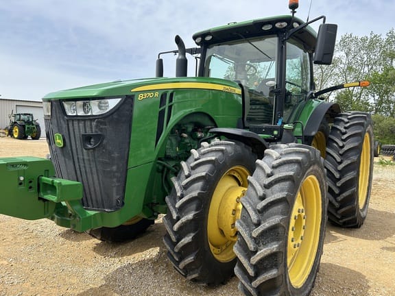 2019 John Deere 8370R Equipment Image0