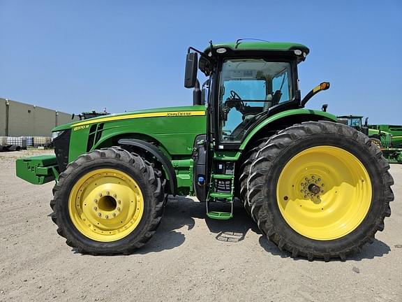 Image of John Deere 8370R equipment image 2