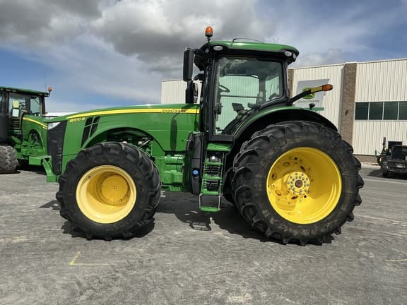 Image of John Deere 8370R equipment image 1