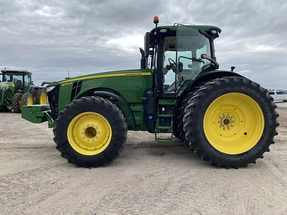 Image of John Deere 8370R equipment image 1