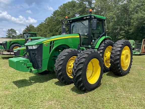 Image of John Deere 8370R equipment image 1