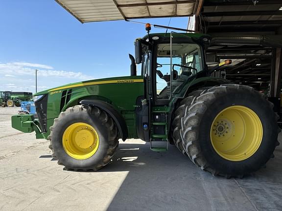 Image of John Deere 8370R equipment image 1