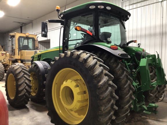 Image of John Deere 8370R equipment image 1