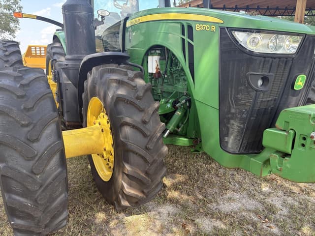 Image of John Deere 8370R equipment image 1