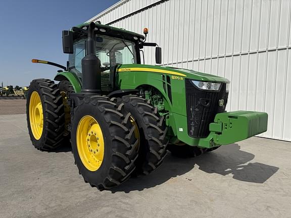 Image of John Deere 8370R equipment image 1
