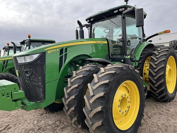 Image of John Deere 8370R equipment image 2