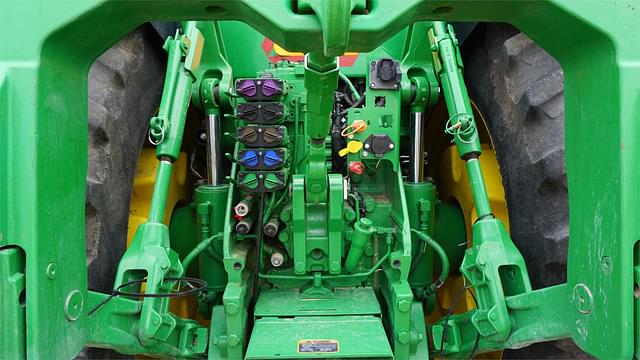 Image of John Deere 8370R equipment image 1