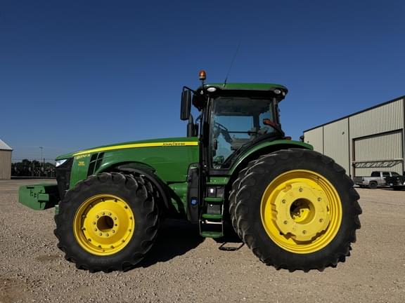 Image of John Deere 8370R equipment image 1