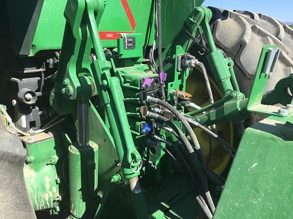 Image of John Deere 8370R equipment image 2