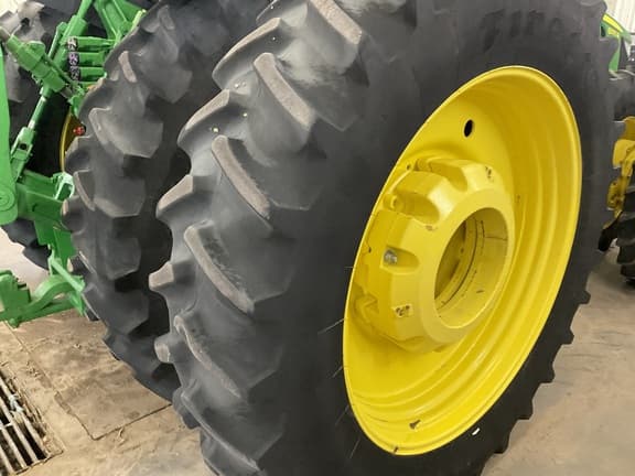 Image of John Deere 8370R equipment image 1