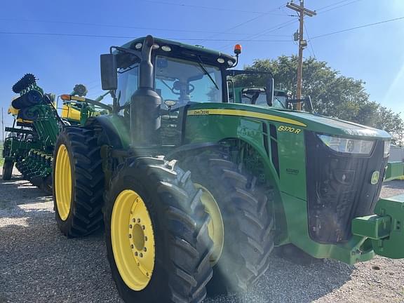 Image of John Deere 8370R equipment image 1