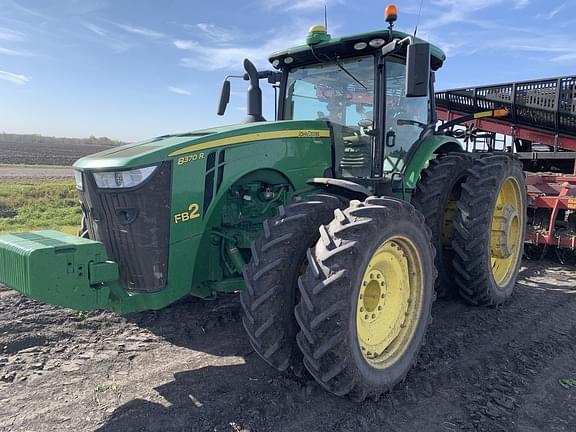 Image of John Deere 8370R equipment image 3